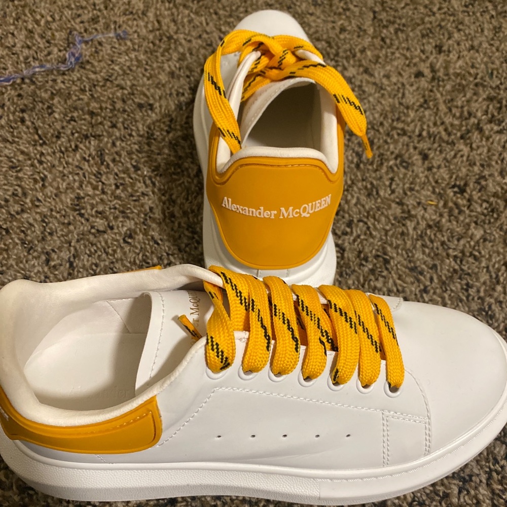 Alexander McQueen size 8 runs width so a person 7 or 9 will fit - Picture 2 of 5